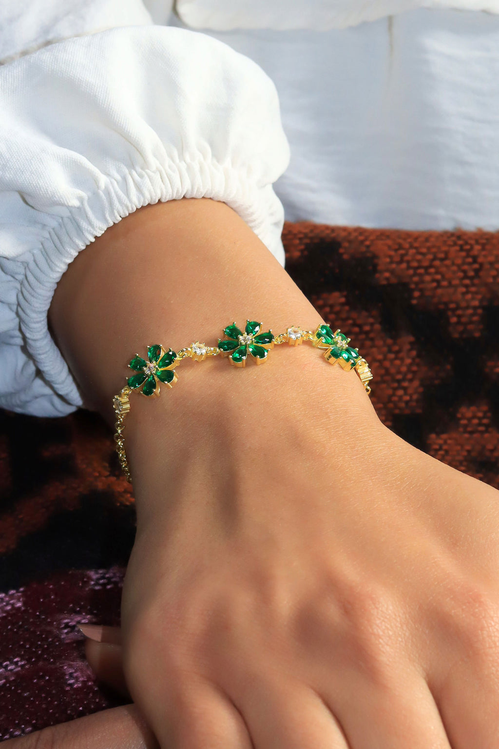 Floral Model Handmade Silver Bracelet With Emerald (NG201020050)