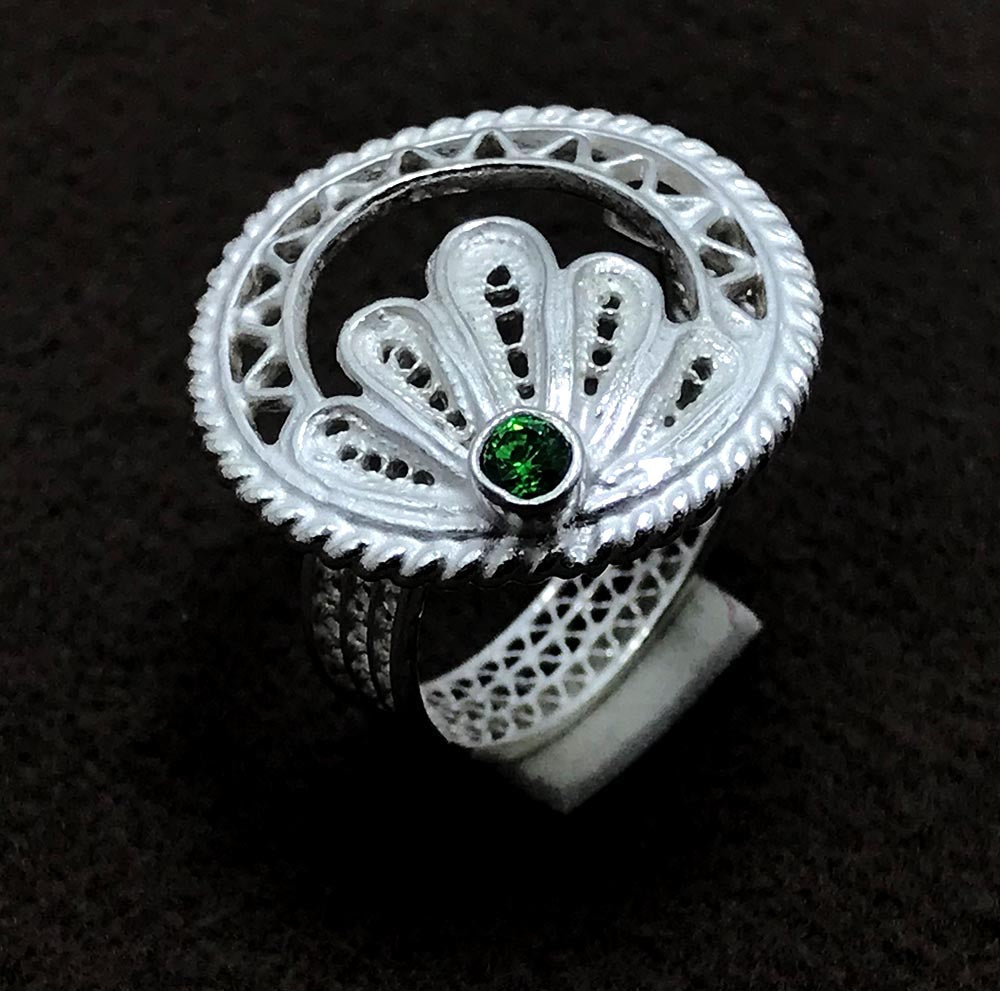 Leaf Model Handmade Filigree Silver Ring With Emerald (NG201008466)