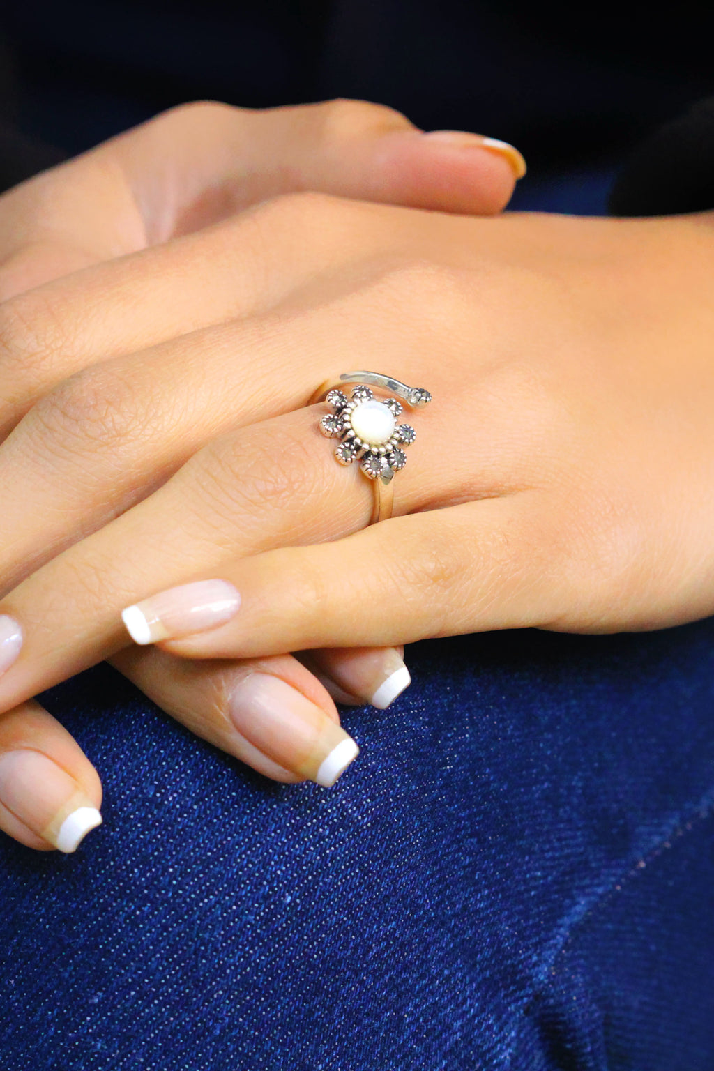 Floral Model Silver Ring With Mother of Pearl and Marcasite (NG201017973)